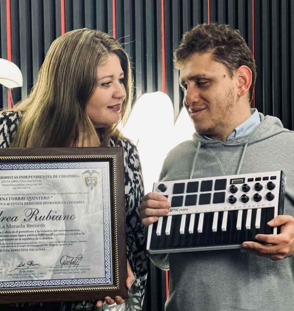Andrea Rubiano representante Danilion premio a la Manada records labor social en la música colombiana