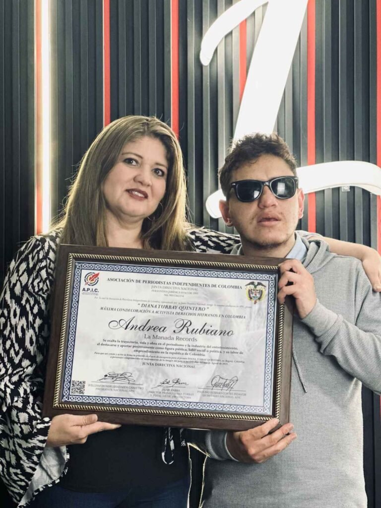 Andrea Rubiano representante Danilion premio a la Manada records labor social en la música colombiana