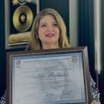 Andrea Rubiano representante Danilion premio a la Manada records labor social en la música colombiana