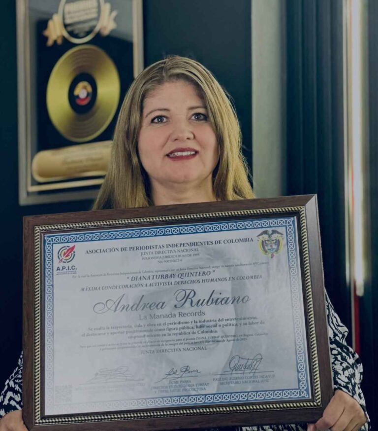Andrea Rubiano representante Danilion premio a la Manada records labor social en la música colombiana