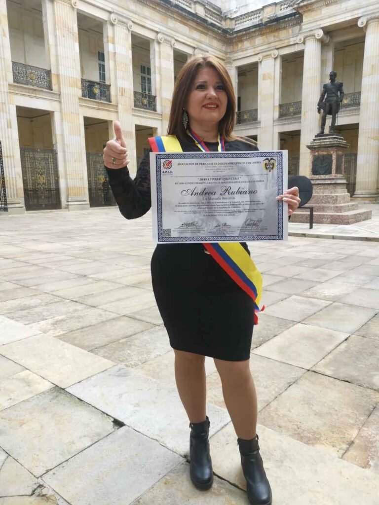 Andrea Rubiano representante Danilion premio a la Manada records labor social en la música colombiana