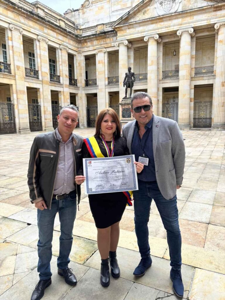 Andrea Rubiano representante Danilion premio a la Manada records labor social en la música colombiana