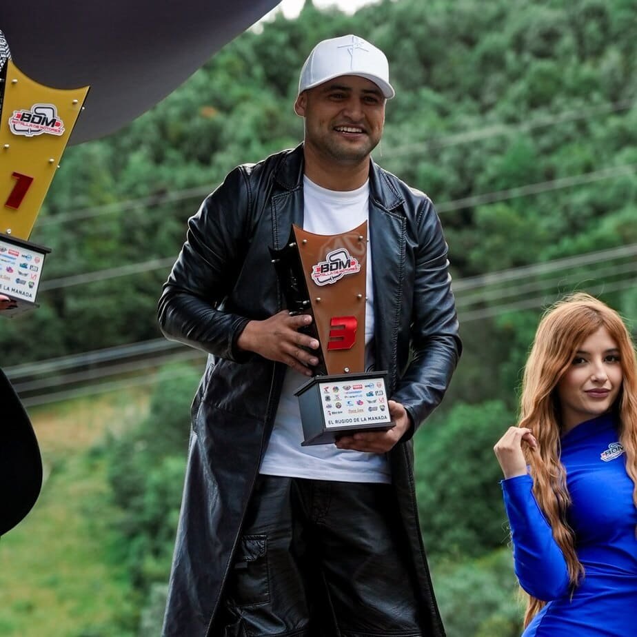 Jr caballero cantante colombiano Campeonato el rugido de la manada en Bogota presentacion en concurso