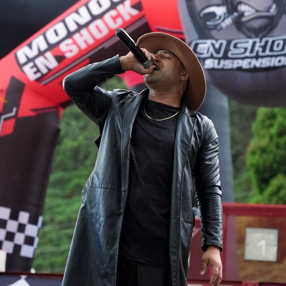 Jr caballero cantante colombiano Campeonato el rugido de la manada en Bogota presentación